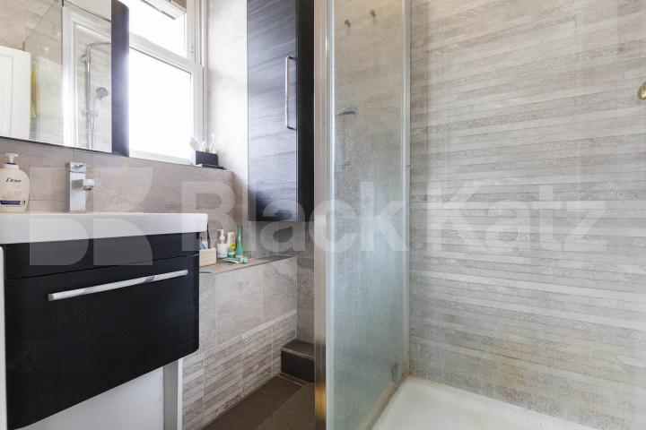 Recently refurbished three double bed flat mins to Tube & Regents Park Arlington Road , Camden